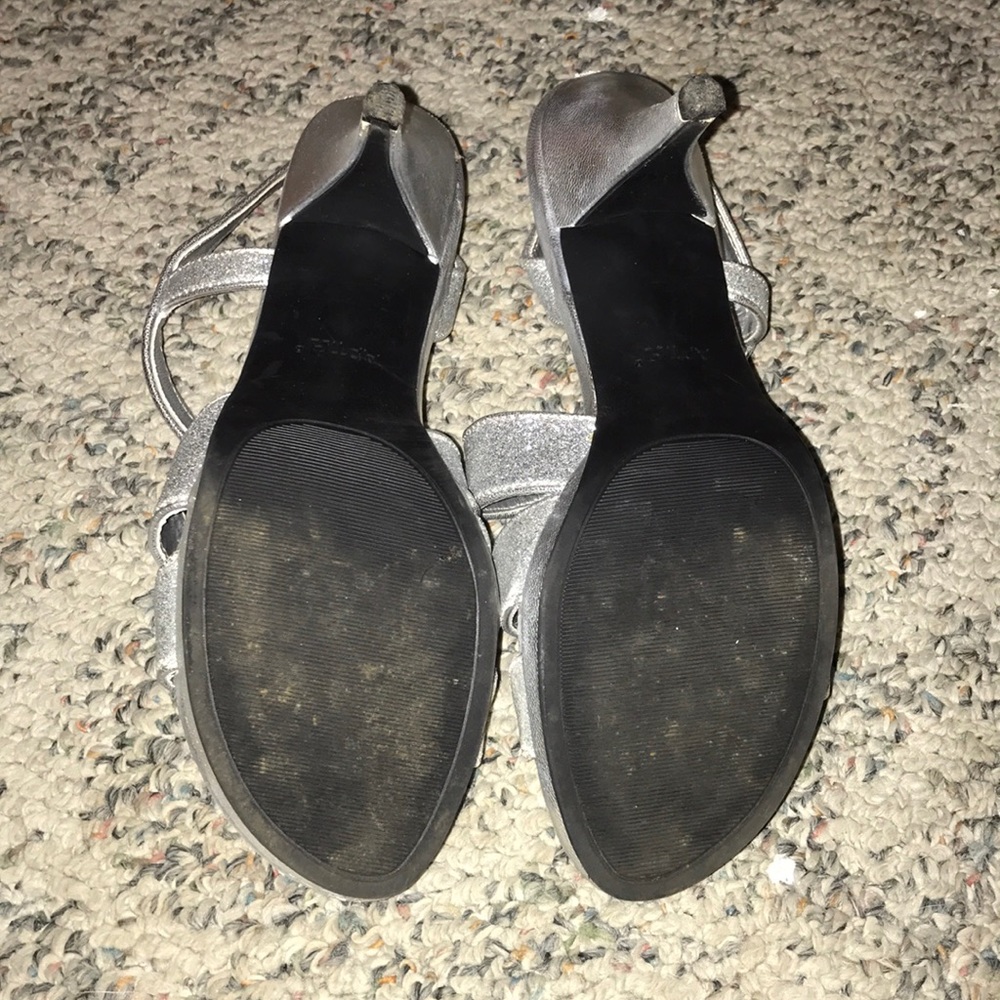 Silver Heels - Picture 4 of 5